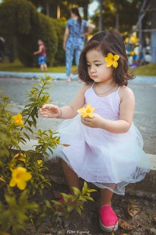 Mái tóc xoăn tít tự nhiên, cùng đôi mắt to tròn và lông mi cong vút Bảo Trâm luôn khiến người xem mê mẫn bởi vẻ đẹp giống lai Tây.