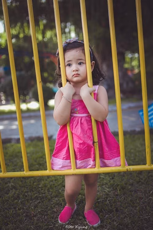 Vẻ mặt giống như diễn sâu của Suri khi không được vào khu vui chơi đu quay