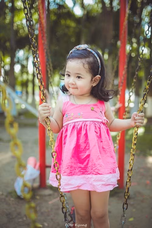 bé bắt đầu chơi đùa, cười tinh nghịch