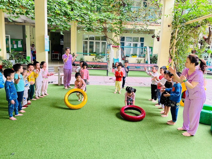 Cô trò cùng vận động với lốp xe.