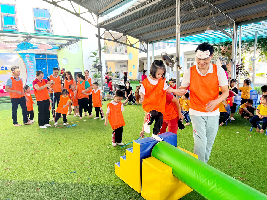 Phụ huynh cùng tham gia vận động thể chất với con tại Trường Mầm non An Khánh B.