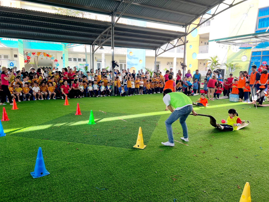 Trẻ hào hứng với nhiều trò chơi dân gian kết hợp vận động tại sân trường.