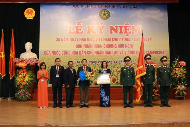 Ngài Óp-Sophy - Tham tán Đại sứ quán Vương quốc Campuchia tại Việt Nam trao Huân chương Hữu nghị cho Học viện