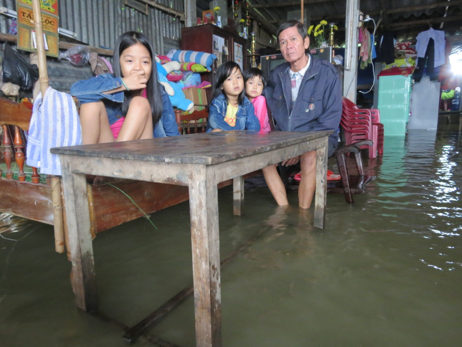 Nước lũ còn ngập học sinh vùng lũ phường Hương Văn thị xã Hương Trà ở nhà cùng bố mẹ