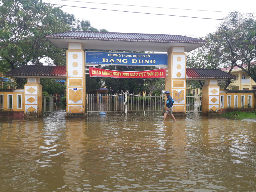 Trường THSC Đặng Dung thị trấn Sịa huyện Quảng Điền nước ngập sâu hơn 0,5m Trường THSC Đặng Dung thị trấn Sịa huyện Quảng Điền nước ngập sâu hơn 0,5m