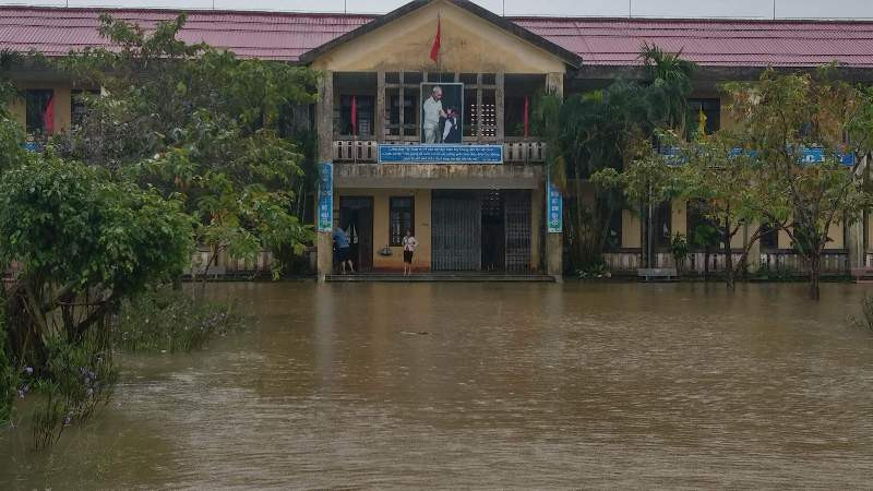 Trưởng Tiểu học Quảng Vinh nước chưa rút ra khỏi sân trường để các thầy cô tiến hành dọn dẹp vệ sinh Trưởng Tiểu học Quảng Vinh nước chưa rút ra khỏi sân trường để các thầy cô tiến hành dọn dẹp vệ sinh