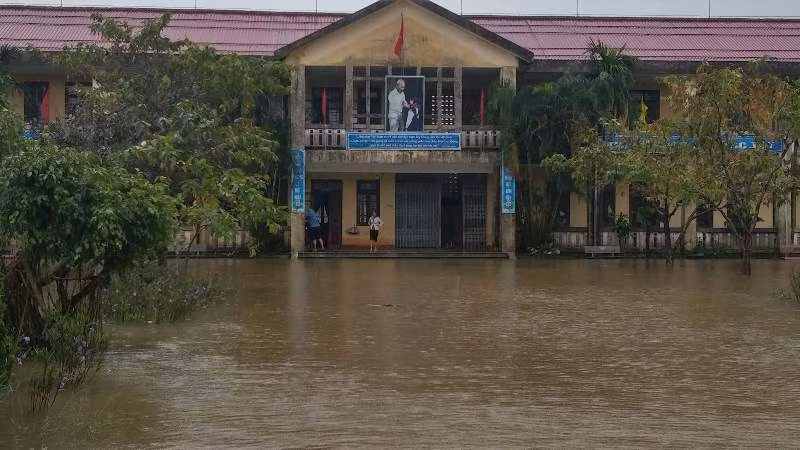 Trưởng Tiểu học Quảng Vinh nước chưa rút ra khỏi sân trường để các thầy cô tiến hành dọn dẹp vệ sinh