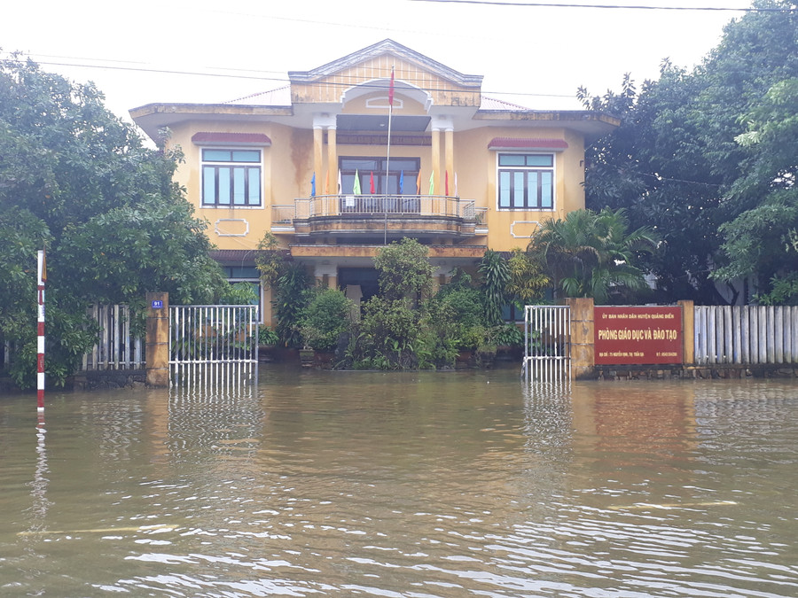 Trụ sở Phòng GD&ĐT Huyện Quảng Điền nước lũ ngập vào sân Trụ sở Phòng GD&ĐT Huyện Quảng Điền nước lũ ngập vào sân