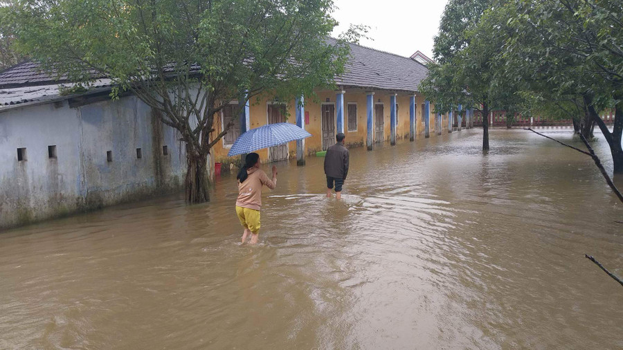 Tranh thủ nước lũ rút dần các thầy cô trường Tiểu học Quảng Vinh đến dọn lụt Tranh thủ nước lũ rút dần các thầy cô trường Tiểu học Quảng Vinh đến dọn lụt