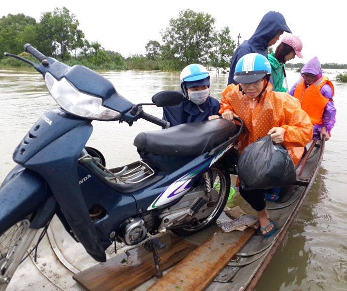 Giao thông các vùng ngập lũ của tỉnh Thừa Thiên Huế hiện hết sức khó khăn Giao thông các vùng ngập lũ của tỉnh Thừa Thiên Huế hiện hết sức khó khăn