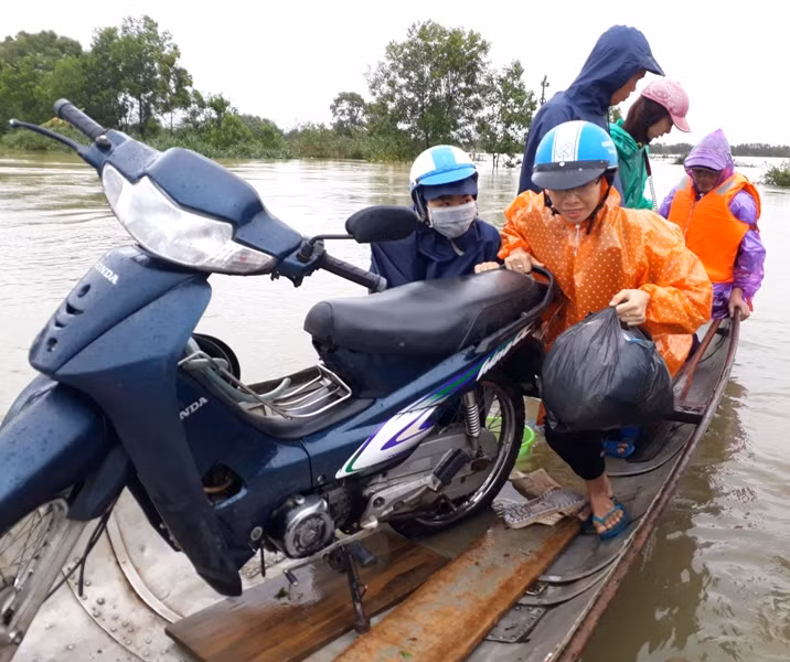 Giao thông các vùng ngập lũ của tỉnh Thừa Thiên Huế hiện hết sức khó khăn