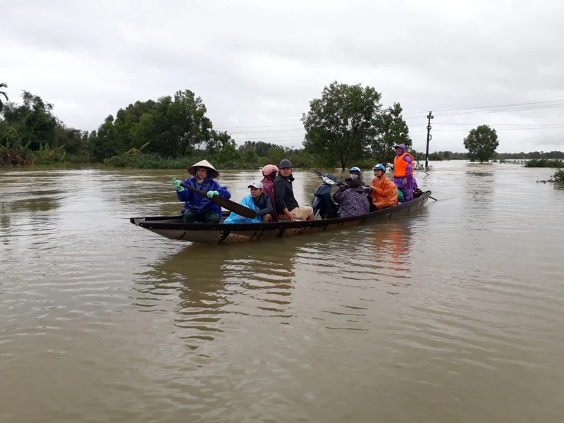 Nước lũ còn cao, đò ghe là phương tiện đi lại duy nhất của người dân vùng rốn lũ Quảng Điền 