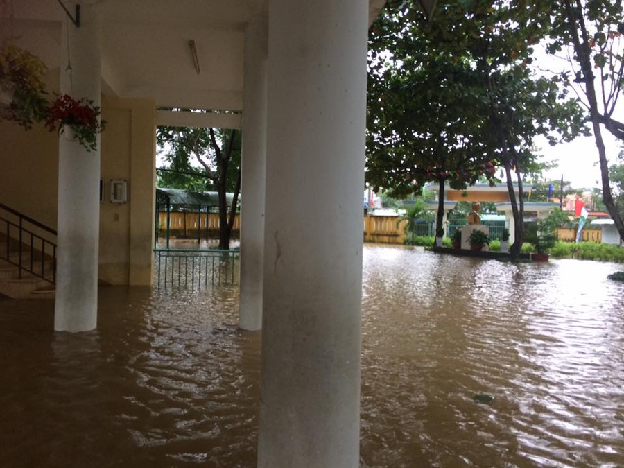 Khu vực sân Trường TH Lâm Quang Thự (thôn Túy Loan Tây 1, xã Hòa Phong, huyện Hòa Vang, Đà Nẵng) ngập gần đầu gối người lớn.