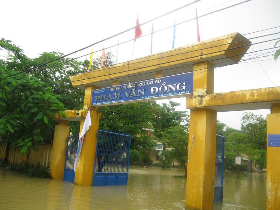 Mực nước lụt tiếp tục dâng cao, các trường học tích cực phòng chóng mưa lụt.