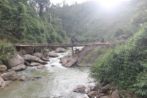 Những đoạn khe chỉ có chiếc cầu gỗ thô sơ bắc qua