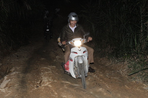 Hàng tuần, các thầy phải lên trường từ chiều chủ nhật, nhiều hôm vào đến trường đã tối mịt.