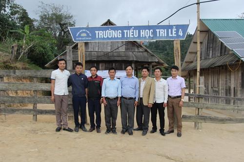 Các thầy giáo ở điểm trường chính, thuộc bản Mường Lống. Các thầy đều ở lại trường, cuối tuần mới về nhà. Còn mùa mưa thì có khi phải ở trong trường cả tháng.