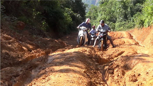Dốc, trơn và các rãnh sâu do xói lở đất để lại.