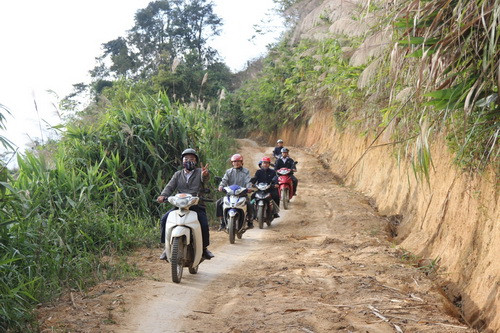 Cũng có những đoạn đường đẹp như tranh vẽ, một bên là vạt rẫy của bà con, còn một bên là vách núi đầy lau trắng. Một quãng ngắn, để các thầy nới lỏng tay lái, để chuẩn bị cho con dốc đứng tiếp theo.