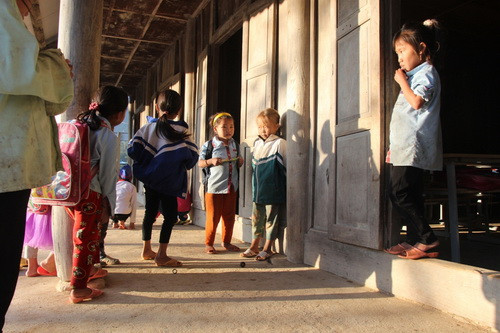 Những đứa trẻ còn nhiều thiếu thốn ở vùng biên viễn này đã níu chân các thầy ở lại đây