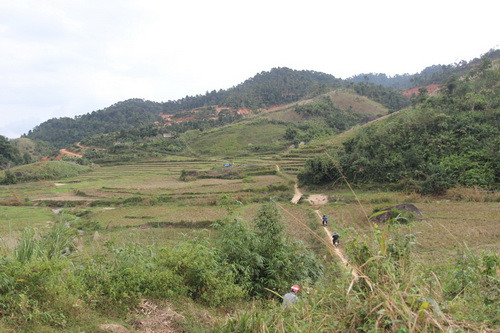 Nhìn từ trên đỉnh dốc xuống, con đường đi dạy của các thầy vắt từ ngọn núi này qua ngọn núi khác