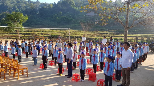 Giờ chào cờ ở trường TH Chi Lễ.