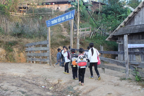 Dù khó khăn đến mấy, các thầy vẫn đều đặn tới trường, vì ở đó có các em học sinh đang đợi. Và vì không có thầy, sẽ không có trò.