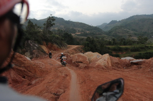 Con đường các thầy đến trường đều là đường đất đá. Đây là đoạn đường “dễ thở” nhất, vì khá phẳng phiu, do mới được máy ủi san lấp để dọn đường chuẩn bị xây dựng công trình thủy điện