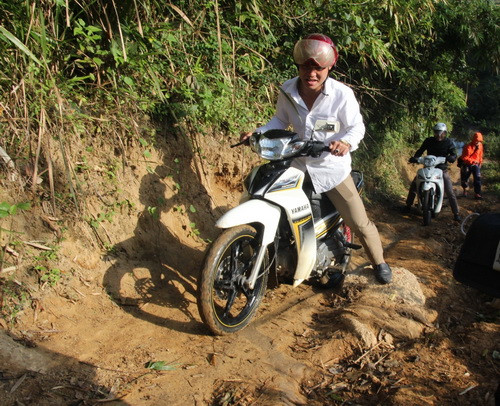 Các thầy giáo đều là tay lái cự phách, chiếc xe chỉ đi số 1, số 2 còn số 3 và số 4 “để dành” về đi đường nhựa.