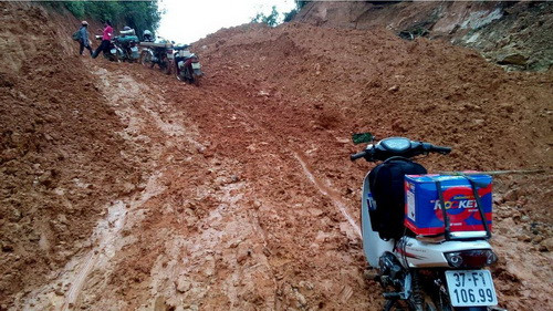 Những ngày mưa, con đường là nỗi kinh hoàng cho bất cứ ai muốn đi xe qua. Mỗi lần lên trường, các thầy đều phải hẹn đi cùng nhau để người này giúp đỡ người kia chứ không thể đi một mình.