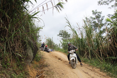 Nhưng vẫn không tránh khỏi được việc ngã xe như cơm bữa khi qua những khúc cua dốc