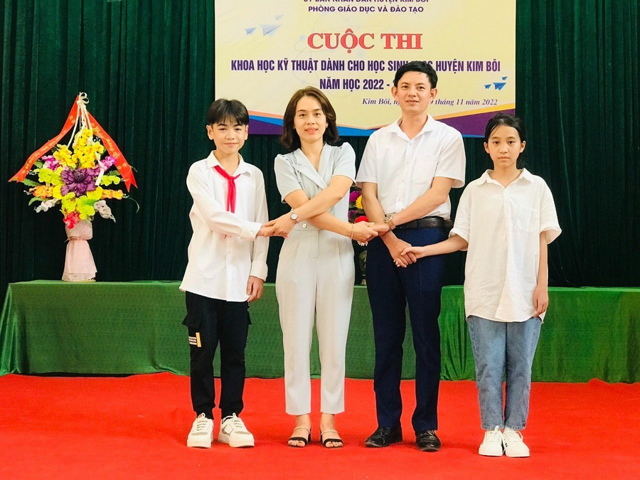 Thầy Nguyễn Văn Hoàng (thứ 2 từ phải qua) tại cuộc thi KHKT dành cho học sinh THCS huyện Kim Bôi năm 2022.