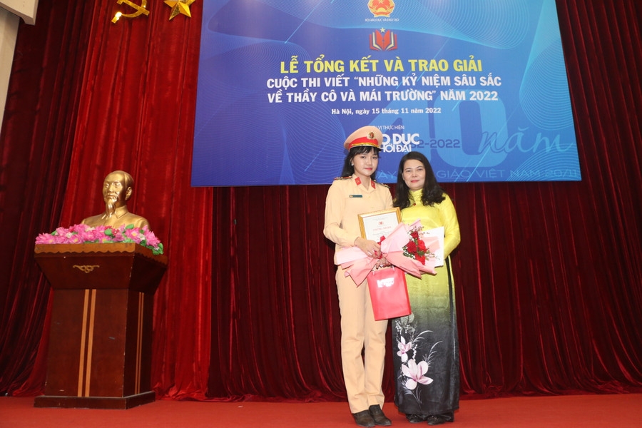 Cô Phạm Thị Hường (bìa phải) - giáo viên Trường THCS Phú Diễn, Bắc Từ Liêm, Hà Nội.