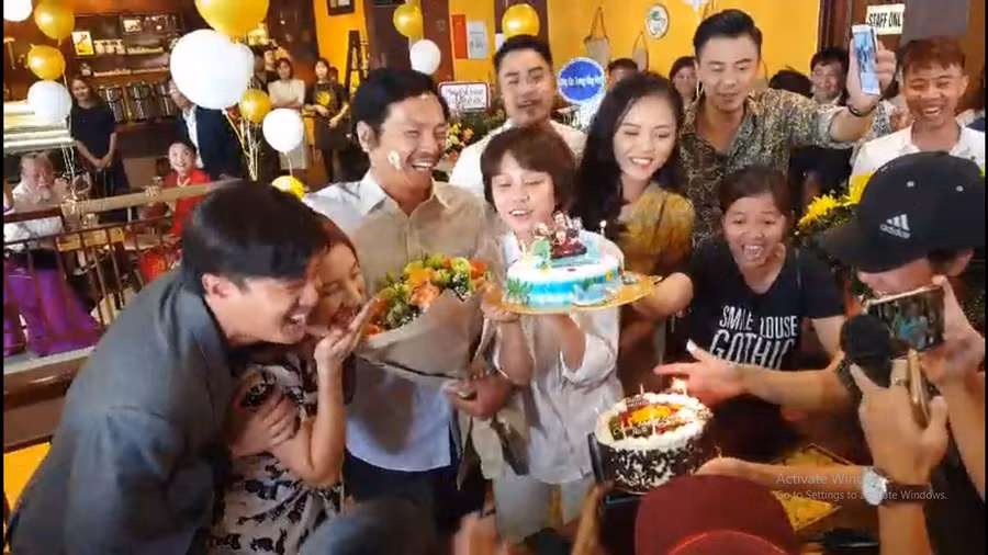 Ông Sơn - NSƯT Trung Anh bất ngờ khi được gia đình "Về nhà đi con" chúc mừng sinh nhật. 