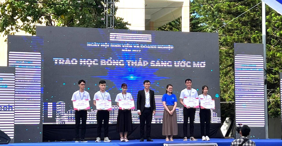 Sinh viên nhận học bổng &quot;Thắp sáng ước mơ lần 14&quot;.