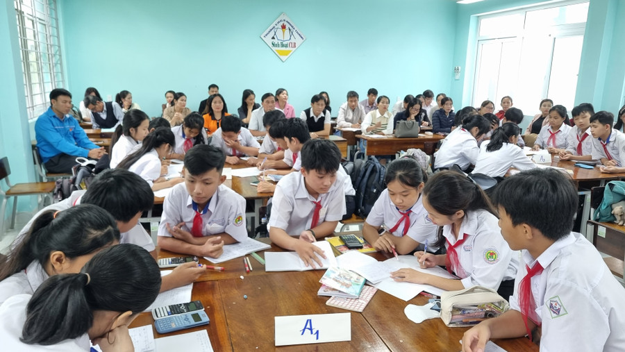 Toàn thể cán bộ, giáo viên của trường dự giờ tiết dạy của thầy Tuệ để tri ân những cống hiến của thầy. Toàn thể cán bộ, giáo viên của trường dự giờ tiết dạy của thầy Tuệ để tri ân những cống hiến của thầy.