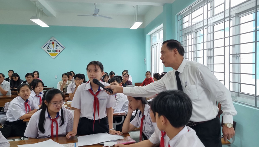 Với mỗi lớp thầy Tuệ luôn có cách dạy phù hợp, để học sinh hứng thú tiếp thu. Với mỗi lớp thầy Tuệ luôn có cách dạy phù hợp, để học sinh hứng thú tiếp thu.