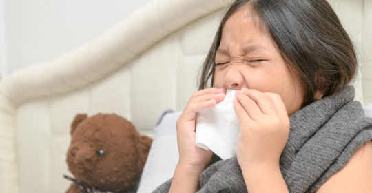 Cảm lạnh vào thời điểm giao mùa dễ khiến trẻ bị ho, đặc biệt là ho có đờm. (Ảnh: ITN) Cảm lạnh vào thời điểm giao mùa dễ khiến trẻ bị ho, đặc biệt là ho có đờm. (Ảnh: ITN)