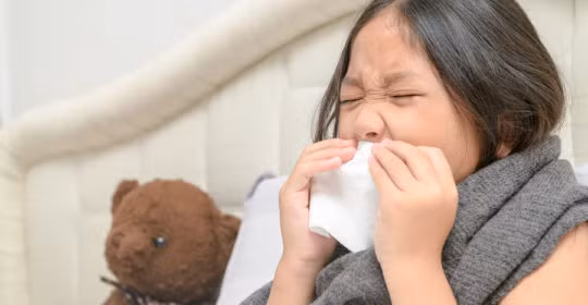 Cảm lạnh vào thời điểm giao mùa dễ khiến trẻ bị ho, đặc biệt là ho có đờm. (Ảnh: ITN)