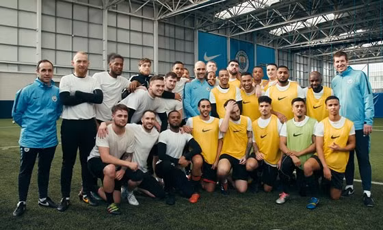 Quá tự tin về Man City, Guardiola đi huấn luyện cả… đội phủi ảnh 3