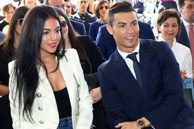 Nghỉ thi đấu do chấn thương, C.Ronaldo tranh thủ làm ông chủ bán bánh - 2