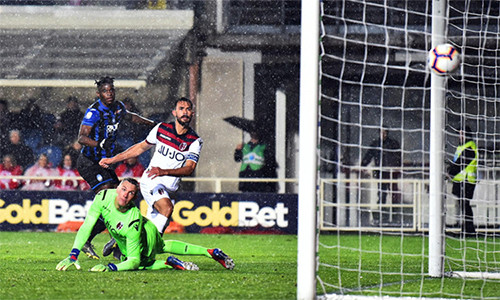 Zapata (áo xanh đen) ghi bàn thứ 20 của anh tại Serie A mùa này với cú ra chân nâng tỷ số lên 4-0 ở phút 15 Zapata (áo xanh đen) ghi bàn thứ 20 của anh tại Serie A mùa này với cú ra chân nâng tỷ số lên 4-0 ở phút 15. Ảnh: La Presse.