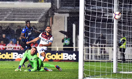 Zapata (áo xanh đen) ghi bàn thứ 20 của anh tại Serie A mùa này với cú ra chân nâng tỷ số lên 4-0 ở phút 15. Ảnh: La Presse.