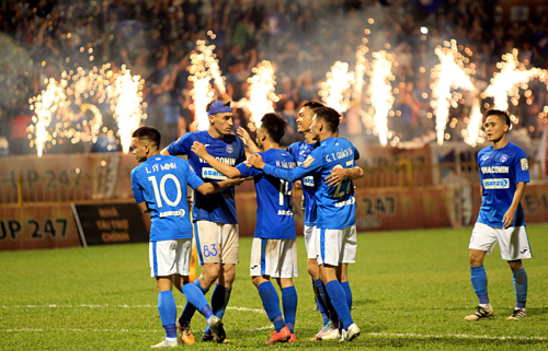 Tạo ra các quy chế, giúp các cầu thủ trẻ được thi đấu nhiều hơn mới là cách hữu ích để hỗ trợ cho các đội tuyển quốc gia. Ảnh: VPF.