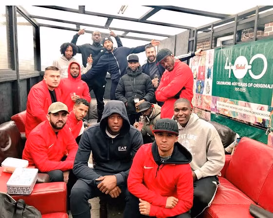 Quá tự tin về Man City, Guardiola đi huấn luyện cả… đội phủi ảnh 1