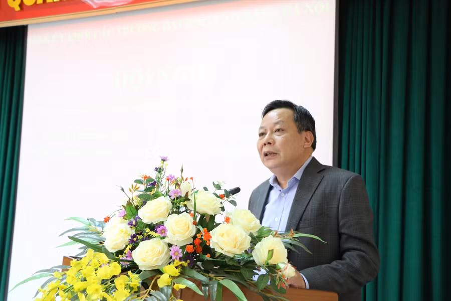 Phó Bí thư Thành ủy Hà Nội Nguyễn Văn Phong phát biểu tại hội nghị. Ảnh: Khôi Nguyên.