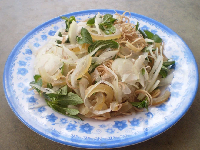 Gỏi da bò chua cay mặn ngọt.