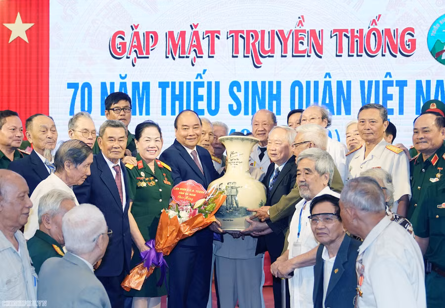 Thủ tướng tặng quà cho Ban liên lạc Thiếu sinh quân Việt Nam. - Ảnh: VGP/Quang Hiếu