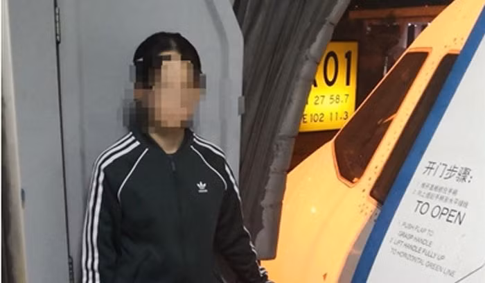 Wang đã ném tiền xu xuống đất để mong bệnh tình của đứa cháu sẽ khỏi.