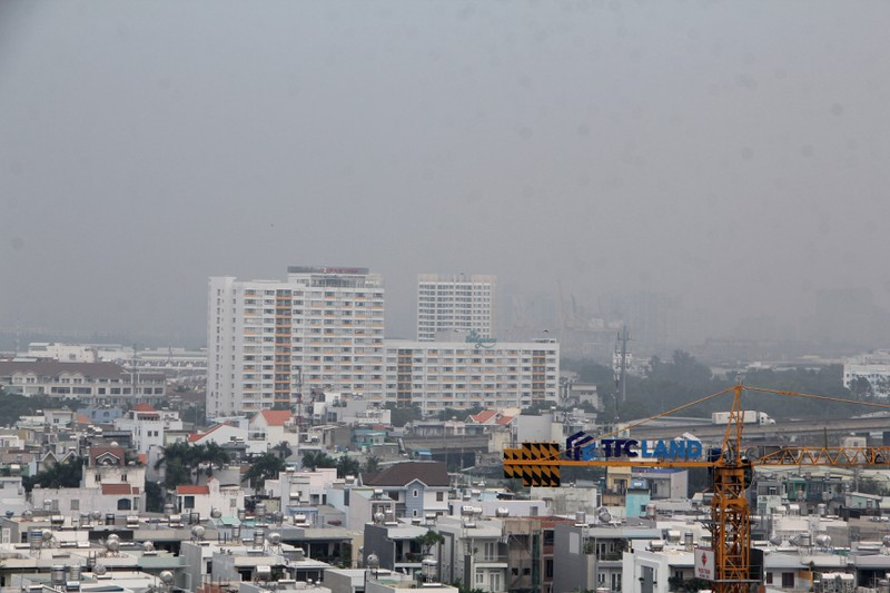 Bầu trời TP.HCM chuyển màu trắng đục, cảnh báo nguy cơ ô nhiễm nặng ảnh 4